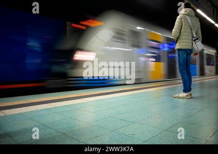 Ingresso sotterraneo S-Bahn, treno, Generation 2024, piattaforma, fermata, stazione Schwabstrasse, trasporti pubblici, effetto movimento, viaggiatore, Stoccarda Foto Stock
