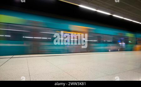 Ingresso sotterraneo S-Bahn, treno, Generation 2024, piattaforma, fermata, stazione centrale, trasporti pubblici, effetto movimento, Stoccarda Foto Stock