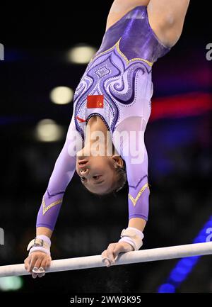 Qiyuan Qiu CHN bar irregolari, ginnastica, ginnastica artistica, ginnasti, donna, EnBW DTB-Pokal, Porsche-Arena, Stoccarda, Baden-Wuerttemberg, Germania Foto Stock