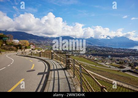 La strada principale 12 conduce attraverso le terrazze dei vigneti di Lavaux, patrimonio dell'umanità dell'UNESCO, con vedute di Vevey e del lago di Ginevra dal sito di Jongny Foto Stock