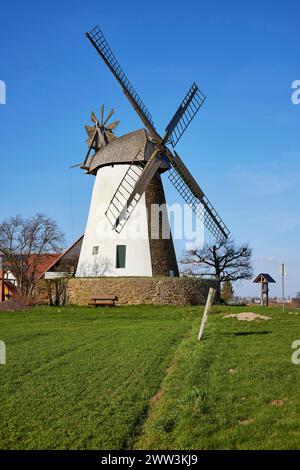 Il mulino a vento Eickhorst, un Wallhollaender del 1848, fa parte della Westphalian Mill Road sotto un cielo blu a Hille, Muehlenkreis Minden-Luebbecke Foto Stock