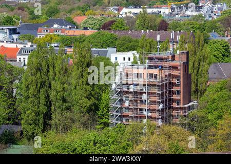 Vista aerea di un grande edificio residenziale in fase di ristrutturazione Foto Stock