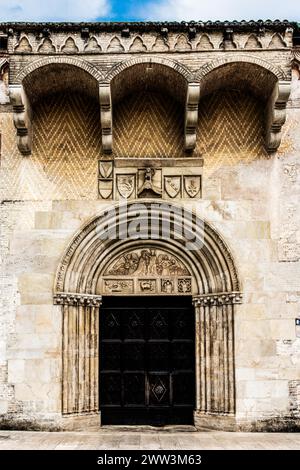 Portale in pietra, porta moresca, Duomo di Santa Maria maggiore, XIII secolo, centro storico, Spilimbergo, Friuli, Italia, Spilimbergo, Friuli, Italia Foto Stock