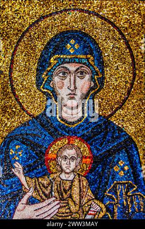 Madonna con bambino, copia mosaico della Cattedrale di San giusto, Trieste, XII secolo, scuola mosaica che produce maestri mosaici, Spilimbergo, città Foto Stock