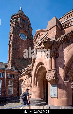 Storica stazione ferroviaria di Wilhelmine, torre dell'orologio, padiglione con gargoyle, ingresso all'edificio della stazione, neo-romanico e Art Nouveau, rosso Foto Stock