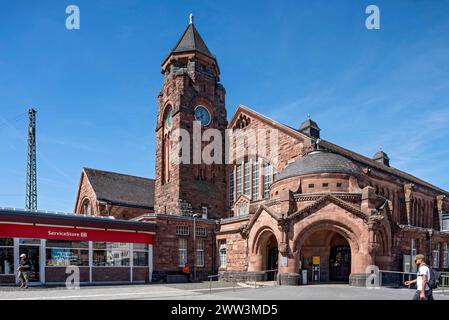 Storica stazione ferroviaria di Wilhelmine, torre dell'orologio, padiglione con ingresso all'edificio della stazione, neomanico e Art Nouveau, arenaria rossa Foto Stock
