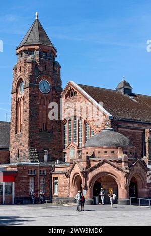 Storica stazione ferroviaria di Wilhelmine, torre dell'orologio, padiglione con ingresso all'edificio della stazione, neomanico e Art Nouveau, arenaria rossa Foto Stock