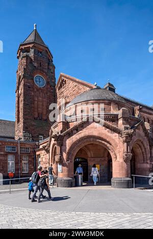 Storica stazione ferroviaria di Wilhelmine, torre dell'orologio, padiglione con ingresso all'edificio della stazione, neomanico e Art Nouveau, arenaria rossa Foto Stock