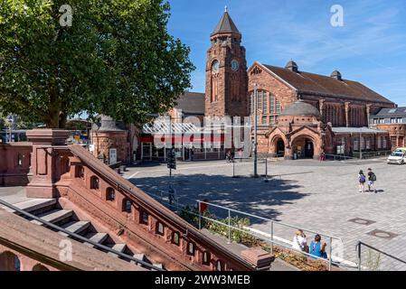 Storica stazione ferroviaria di Wilhelmine, scala per la piazza della stazione, torre dell'orologio, edificio della reception, neomanico e Art Nouveau, arenaria rossa Foto Stock