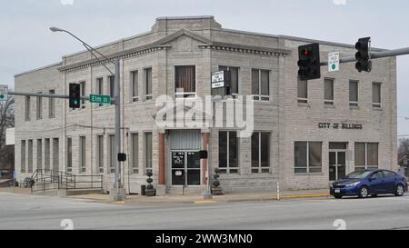 Municipio all'angolo di una piccola città nel Missouri Ozarks. Edificio stile dell'era art deco del 1950. Foto Stock