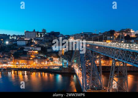 Lo skyline di Porto coronato dal ponte Dom Luis i al tramonto Foto Stock
