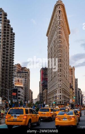 Sfumature al crepuscolo sull'iconico edificio Flatiron Foto Stock