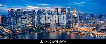 Skyline di Singapore: Una Sinfonia di luci e splendore urbano Foto Stock