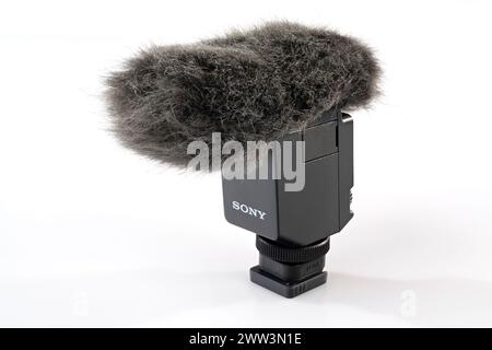 Microfono direzionale per fotocamere e videocamere Sony ECM-B10 isolato su bianco. Fotografia scattata il 19 marzo 2024 in Spagna. Foto Stock