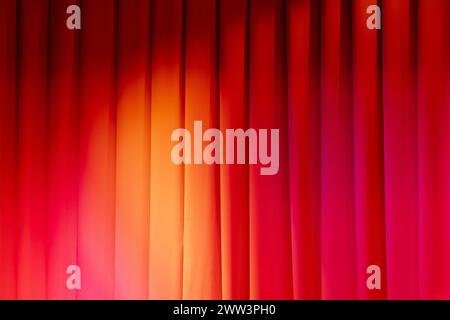 Tenda teatrale rossa con illuminazione spot, texture fotografica di sfondo Foto Stock