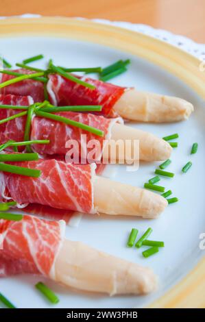 Prosciutto iberico con asparagi. Vista ravvicinata. Foto Stock