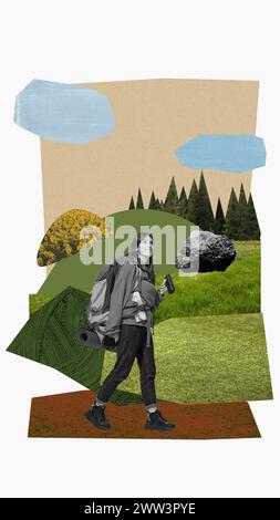 Immagine monocromatica di una donna sorridente felice con zaini che vanno a fare escursioni in montagna. Sfondo naturale colorato. Collage d'arte contemporanea. Foto Stock