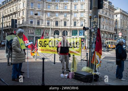 Milano, Italia. 21 marzo 2024. Presidio dei lavoratori delle poste in Piazza CordusioMilano, Italia - Cronaca Giovedì, marzo 21, 2024. (Foto di Marco Ottico/Lapresse) manifestazione dei lavoratori postali in Piazza Cordusio Milano, Italia - News giovedì 21 marzo 2024. (Foto di Marco otto/Lapresse) credito: LaPresse/Alamy Live News Foto Stock