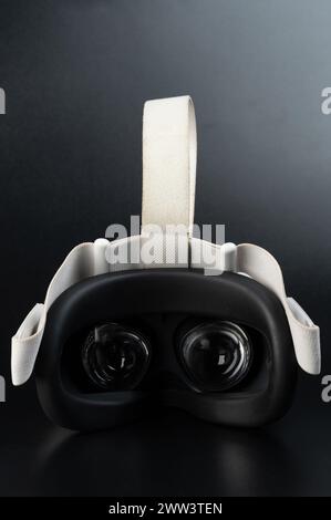 Gli occhiali VR reality mascherano gli obiettivi della vista posteriore isolata sullo sfondo dello studio Foto Stock