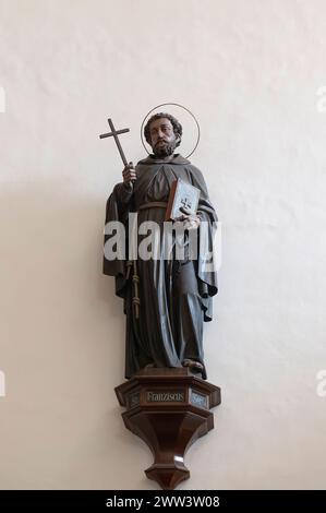 Vienna, Austria. Chiesa di Santa Maria degli Angeli (Chiesa dei Cappuccini). Statua di Francesco d'Assisi, San Francesco Foto Stock