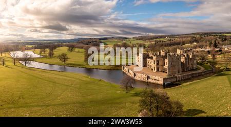 RABY CASTLE, NORTHUMBERLAND, REGNO UNITO - 15 MARZO 2024. Una vista aerea dell'architettura storica e medievale del Castello di Raby e dei suoi terreni nel Northu Foto Stock