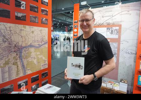 Lipsko, Germania. 21 marzo 2024. Jurgen Tschirner dell'editore Tschirner & Kosova posa alla fiera del libro di Lipsia, a Lipsia, Germania, il 21 marzo 2024. Crediti: Ales Zapotocky/CTK Photo/Alamy Live News Foto Stock