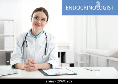 Endocrinologo con stetoscopio su tavolo bianco all'interno Foto Stock