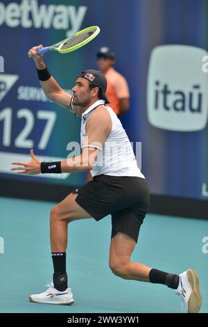 Miami Gardens, Stati Uniti. 20 marzo 2024. MIAMI GARDENS, FLORIDA - 20 MARZO: Matteo Berrettini (Italia) vs Andy Murray (Gran Bretagna) durante il Miami Open 2024 presentato da Itaú Men's Singles Match all'Hard Rock Stadium il 20 marzo 2024 a Miami Gardens, Florida. (Foto di JL/Sipa USA) credito: SIPA USA/Alamy Live News Foto Stock