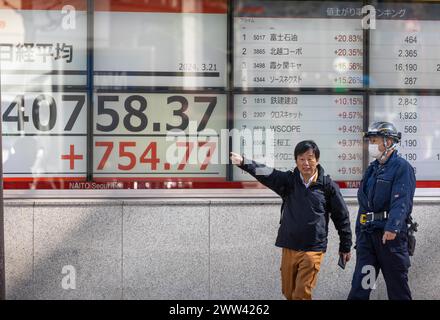 Tokyo, Giappone. 21 marzo 2024. I membri del pubblico passeranno davanti all'esposizione che mostra la media delle azioni Nikkei nel quartiere finanziario di Tokyo. Crediti: Marcin Nowak/Alamy Live News Foto Stock