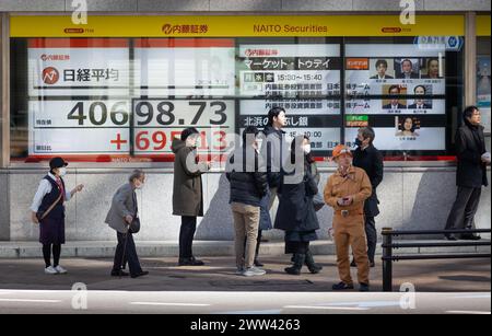 Tokyo, Giappone. 21 marzo 2024. I membri del pubblico passeranno davanti all'esposizione che mostra la media delle azioni Nikkei nel quartiere finanziario di Tokyo. Crediti: Marcin Nowak/Alamy Live News Foto Stock