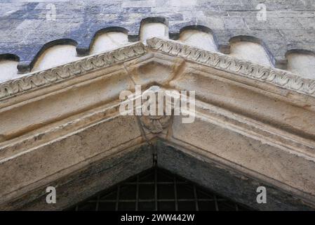 Basilica di San fedele a Como, Italia . La porta nord-est, con sculture in bassorilievo romanico a sirena Foto Stock