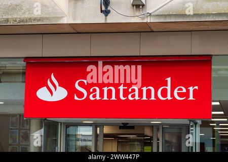 Wolverhampton, Regno Unito - 21 marzo 2024: Segnaletica esterna della banca britannica Santander Foto Stock