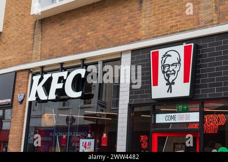 Wolverhampton, Regno Unito - 21 marzo 2024: Cartellonistica esterna di un ristorante KFC con sede nel Regno Unito con logo popolare Foto Stock