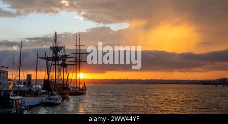 Imbarcazioni storiche a vela nel museo marittimo di San Diego al tramonto, California Foto Stock