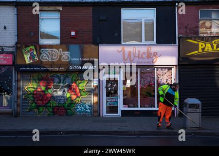 Goldthorpe High Street. L'ex città mineraria di Goldthorpe, Barnsley, South Yorkshire, Regno Unito. Foto Stock