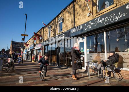 Goldthorpe High Street. L'ex città mineraria di Goldthorpe, Barnsley, South Yorkshire, Regno Unito. Foto Stock