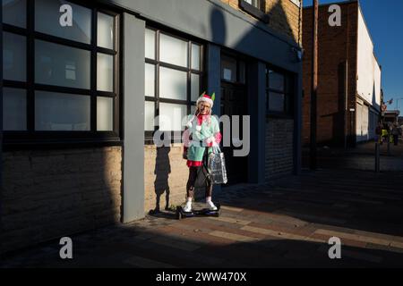 Tracey Decarolis (un residente di Goldhtorpe), vestita da Elfo durante un tour di raccolta fondi della Goldthorpe High Street in aiuto di un ragazzo locale con leucemia. L'ex città mineraria di Goldthorpe, Barnsley, South Yorkshire, Regno Unito. Foto Stock