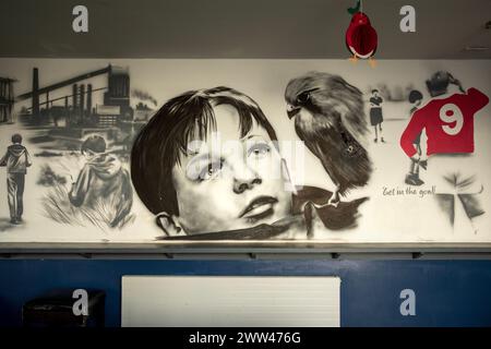 Un murale del film "Kes", nel New Bank Pub in Goldthorpe High Street. L'ex città mineraria di Goldthorpe, Barnsley, South Yorkshire, Regno Unito. Foto Stock