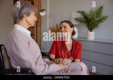 Infermiera medica o assistente sociale e paziente anziano a casa di cura Foto Stock