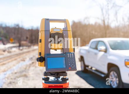 rilevamento di terra dello strumento di stazione totale su un treppiede sul campo Foto Stock