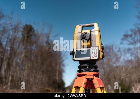 rilevamento di terra dello strumento di stazione totale su un treppiede sul campo Foto Stock