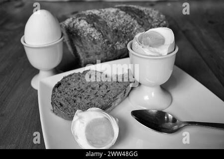 Piatti tradizionali per la colazione di Pasqua e agnello al burro in Polonia, monocromatico Foto Stock