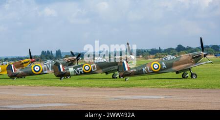 Supermarine Spitfire Mk 1a lineup da destra a sinistra: X4650, AR213 e N3200 al Duxford Air Show 2022, Duxford Airfield, Cambridgeshire, Inghilterra, Regno Unito Foto Stock