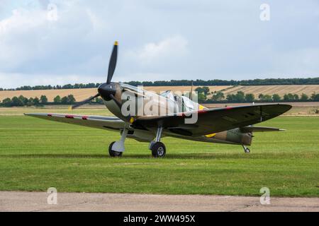 Supermarine Spitfire Mk 1a N3200 taxiing al Duxford Air Show 2022, Duxford Airfield, Cambridgeshire, Inghilterra, Regno Unito Foto Stock