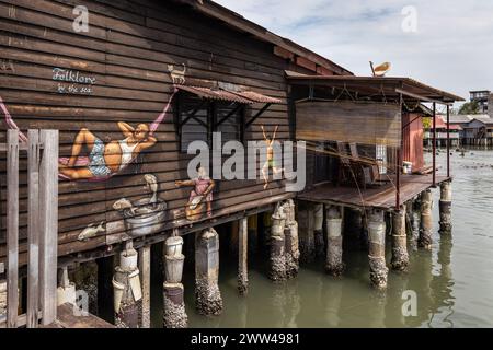 Folklore by the Sea Mural dell'artista singaporiano Yip Yew Chong - Street Art sul Chew Jetty a Georgetown, Penang, Malesia Foto Stock