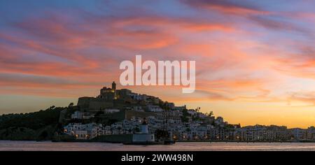 Vista panoramica della città vecchia di Ibiza e del porto al tramonto, isola di Ibiza, isole Baleari, Spagna Foto Stock