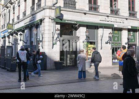 Lione, Francia. 27 gennaio 2024. McDonalds illustrazione di cartelli commerciali e negozi a Lione, Francia, il 27 gennaio 2024. Foto di Julien Reynaud/APS-Medias/ABACAPRESS.COM credito: Abaca Press/Alamy Live News Foto Stock