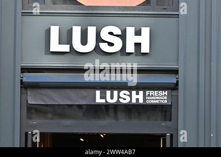 Lione, Francia. 27 gennaio 2024. Lush Illustration of commercial signs and Shops in Lyon, Francia il 27 gennaio 2024. Foto di Julien Reynaud/APS-Medias/ABACAPRESS.COM credito: Abaca Press/Alamy Live News Foto Stock