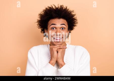 Foto di un uomo allegro simpatico e divertente che ammira la proposta di offerte speciali buone notizie isolate su sfondo di colore beige Foto Stock