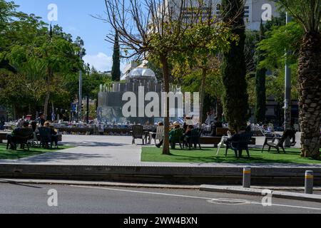 Tel Aviv, Israele - 4 marzo 2024, memoriale di Piazza Dizengoff, regali e foto di ostaggi e soldati uccisi da Hamas durante il 7 ottobre 2023 Foto Stock
